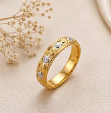 A 21K gold band ring with alternating circular silver and gold textures, no gemstones