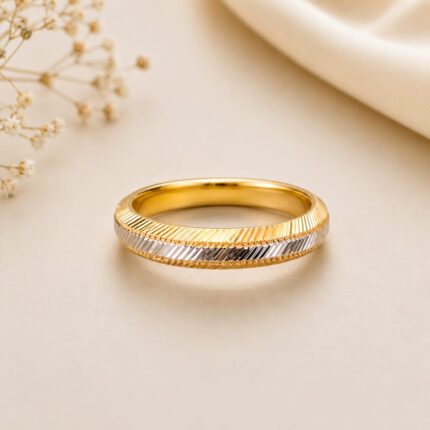 21K gold ladies two tone pattern band ring weight 1.270g with engraved silver center design