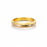 21K gold ladies two tone pattern band ring weight 1.270g with engraved silver center design